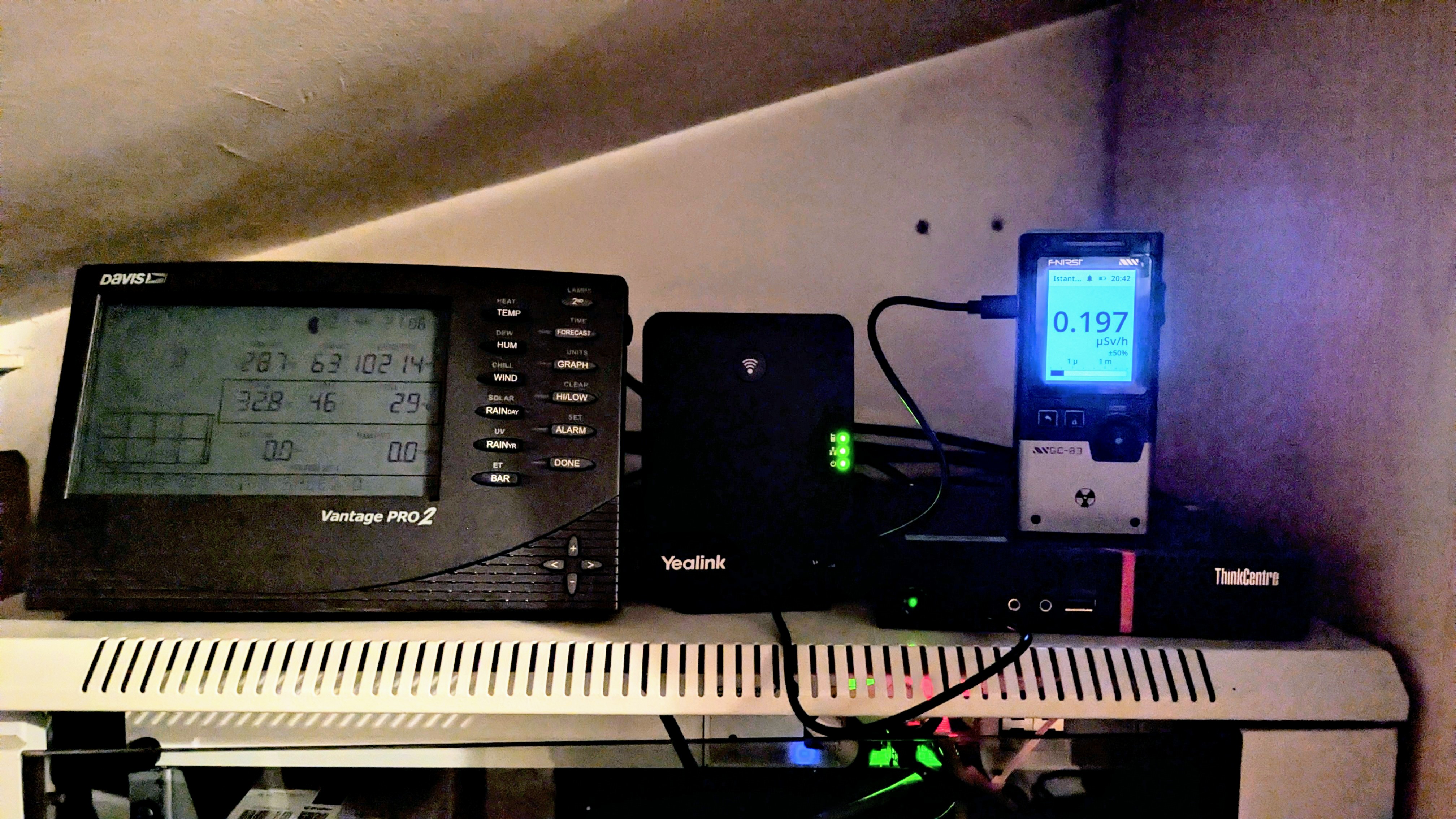 Strumentazione interna della stazione Meteo Parella: unità Davis, computer di acquisizione dati e contatore Geiger FNIRSI GC-03